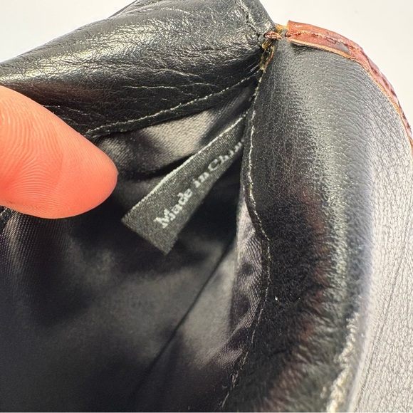 Elegant Croc-Embossed Crossbody Silver Chain Strap Purse - Picture 9 of 12